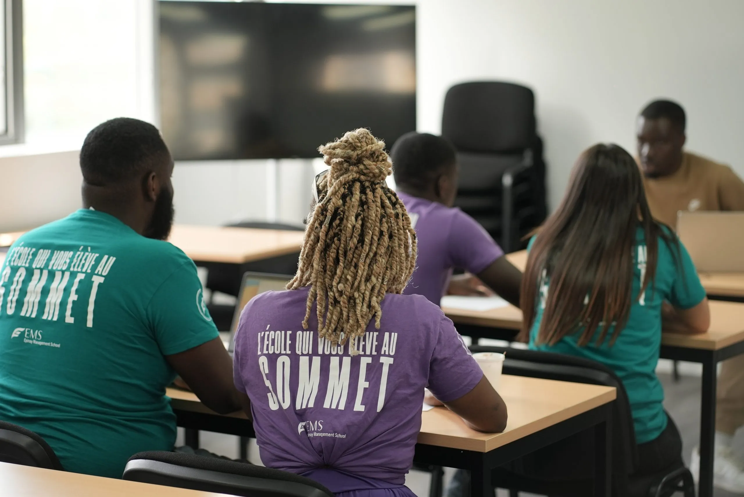 Étudiants d’EMS en t-shirt de l’école