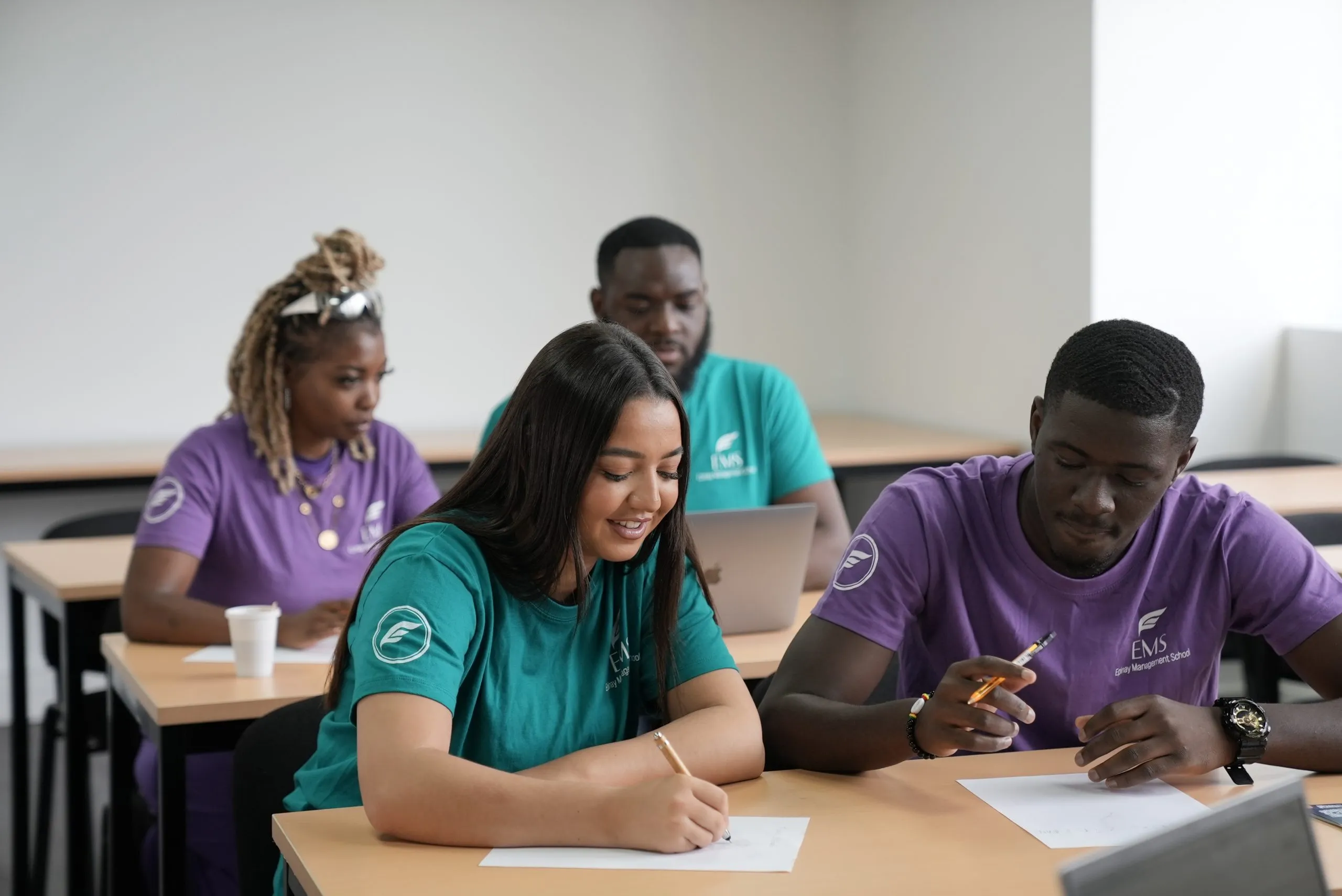 Étudiantes et étudiants d’EMS en cours, souriants