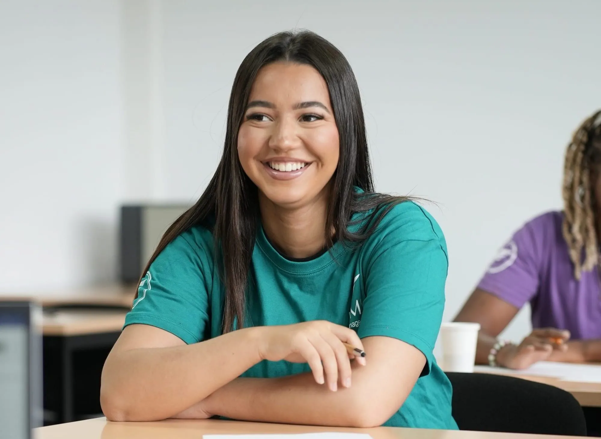 Une étudiante d’EMS souriante, en cours