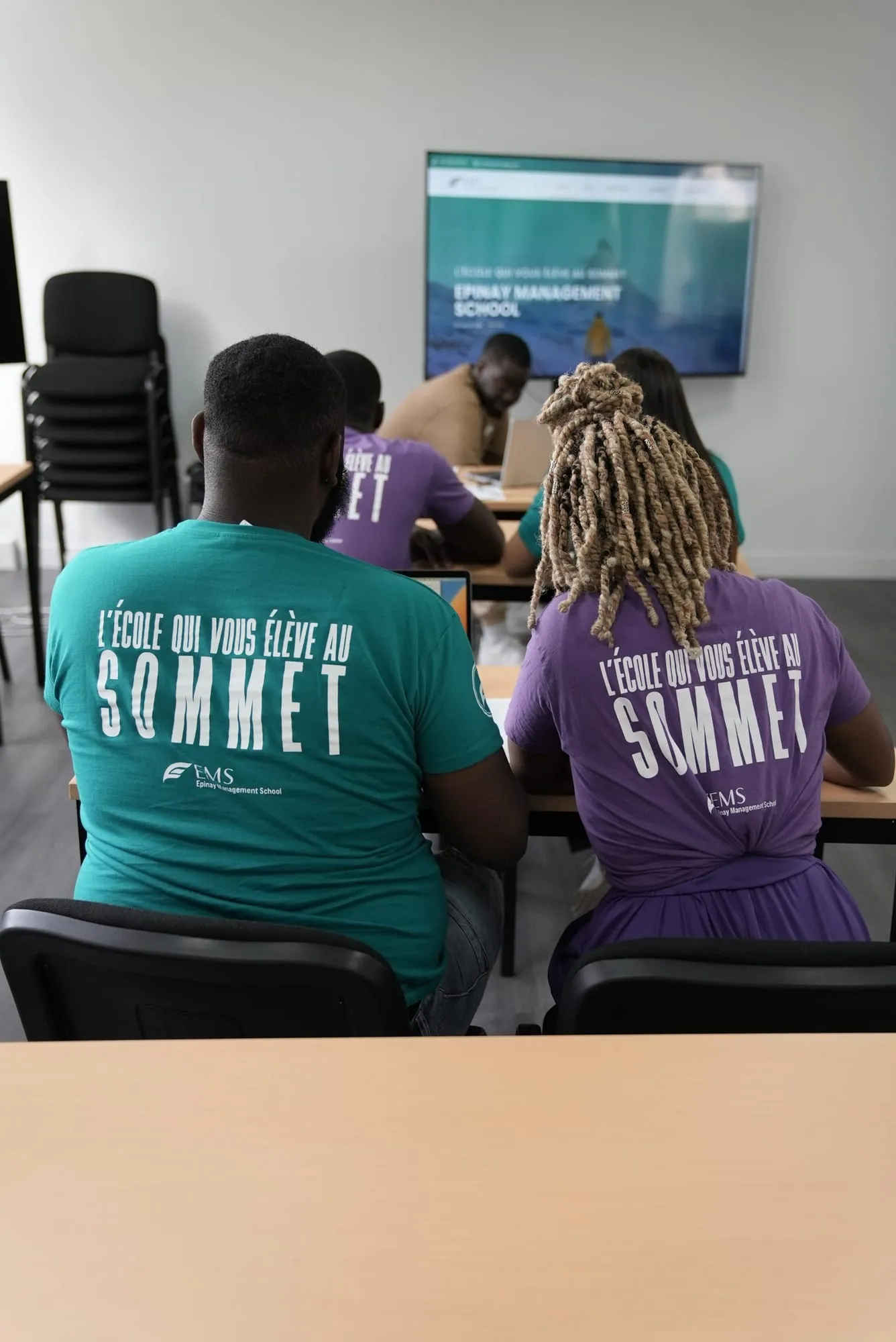Des étudiants d’EMS en cours, face à l’écran de la salle