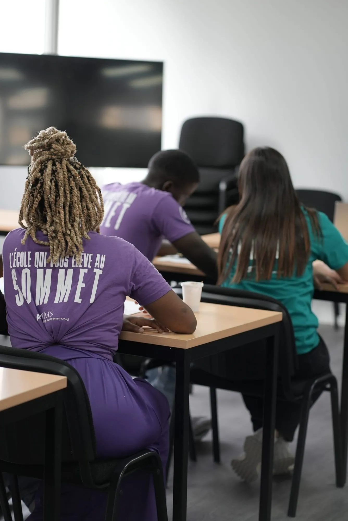 Des étudiants d’EMS au travail dans une salle de cours